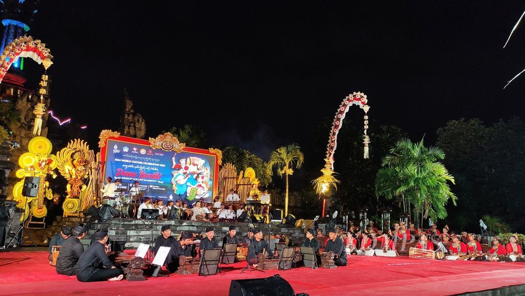 Komunitas gamelan jegog dan gamelan semar pagulingan, Jes Gamelan Fusion (tengah), tampil dalam pergelaran perdana Perayaan Kebudayaan Dunia di Bali, atau Bali World Culture Celebration (BWCC), di area luar Monumen Perjuangan Rakyat Bali Bajra Sandhi, Kota Denpasar, Selasa (14/6/2022) malam. 