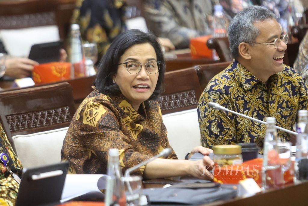 Menteri Keuangan Sri Mulyani mengikuti rapat kerja dengan Komisi XI DPR terkait anggaran di Gedung Parlemen, Jakarta, Selasa (11/6/2024). 