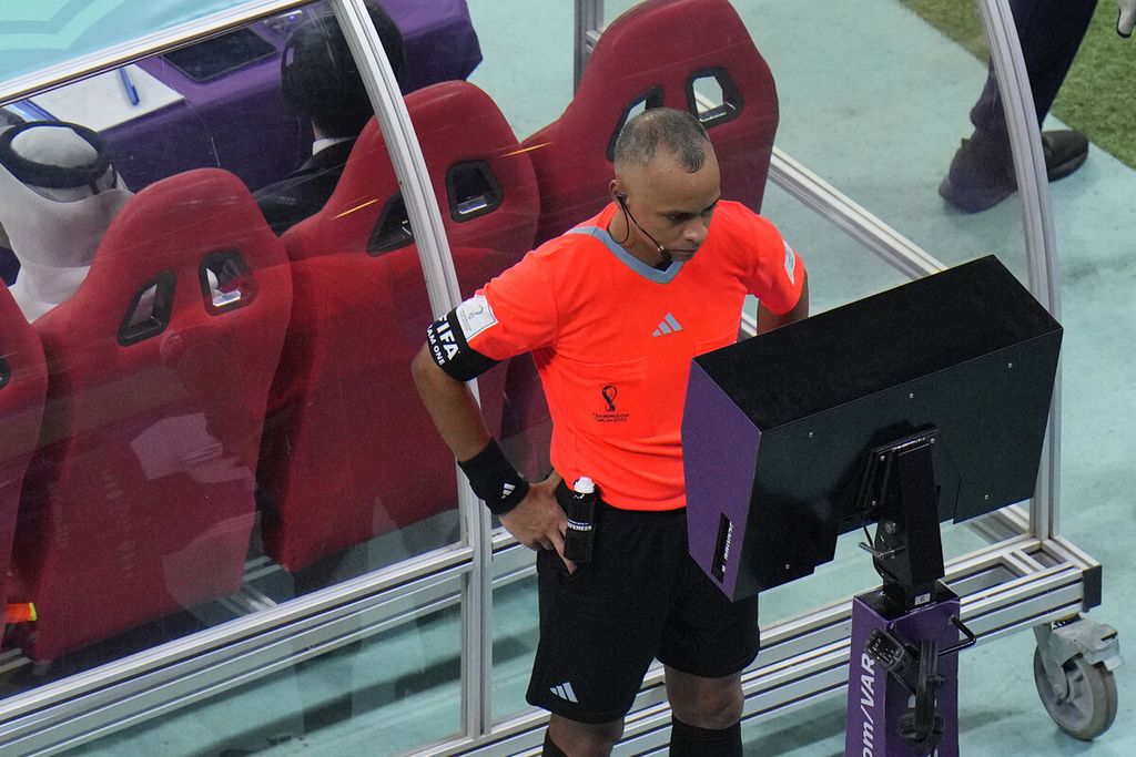 Referee Wilton Pereira Sampaio halted the match and requested VAR to review a potential goal during the quarter-finals of the World Cup match between England and France at Al Bayt Stadium, Al Khor, Qatar, on Saturday (10/12/2022).