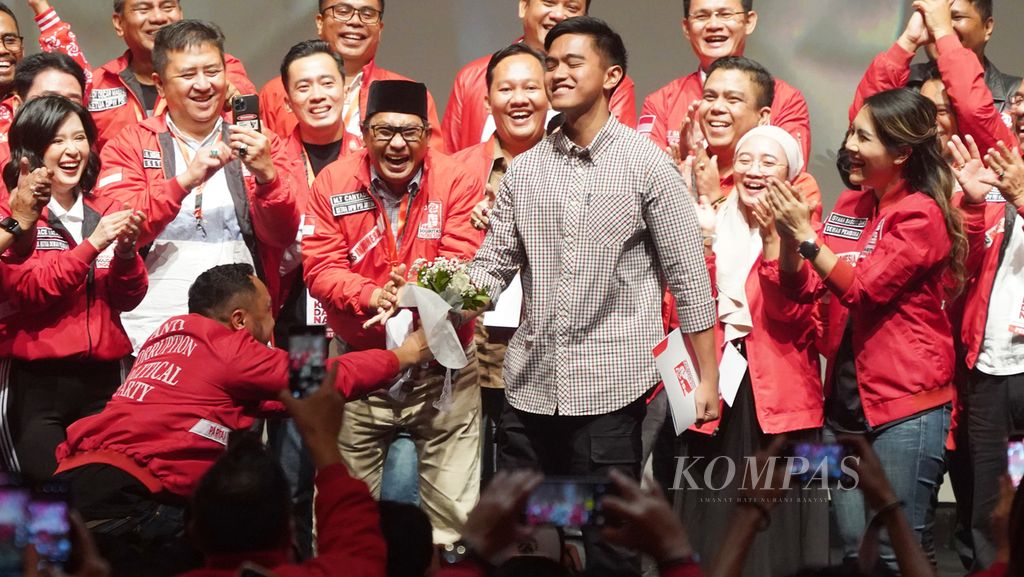 Ketua Partai Solidaritas Indonesia (PSI) Kaesang Pangarep (kanan) menerima buket bunga mawar sebagai simbol penyerahan estafet kepemimpinan sebagai Ketua Umum PSI dari ketua umum sebelumnya, Giring Ganesha (kiri), saat acara Kopi Darat Nasional di Ballroom Djakarta Theater, Jakarta, Senin (25/9/2023). 