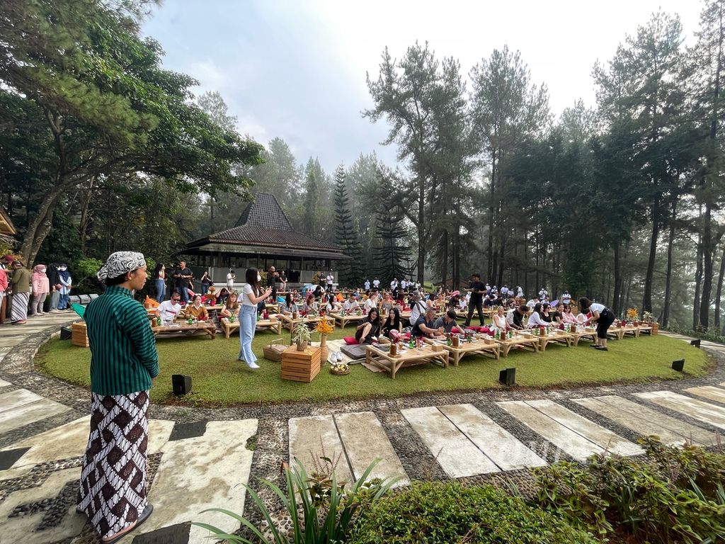 Para tamu menyimak penuturan dari Dayat tentang kisah Candi Borobudur di puncak Bukit Dagi, kompleks Taman Wisata Candi Borobudur di Magelang, Jawa Tengah, Sabtu (14/9/2022). 
