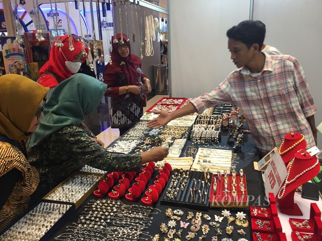 Pengunjung hendak membeli cendera mata di Surabaya Great Expo sekaligus memeriahkan peringatan HUT ke-78 RI di Surabaya, Jawa Timur, Sabtu (19/8/2023). Pameran untuk mendorong pengembangan usaha mikro, kecil, dan menengah (UMKM) yang diyakini menguatkan ketahanan nasional.