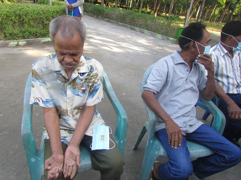 Tadeus Ola (72) dari Desa Lewo Pulo Adonara memperlihatkan tangan yang hampir 80 persen tidak berfungsi dengan baik akibat serangan kusta 15 tahun silam, di RS St Damian Lewoleba, Jumat (29/7/2022).
