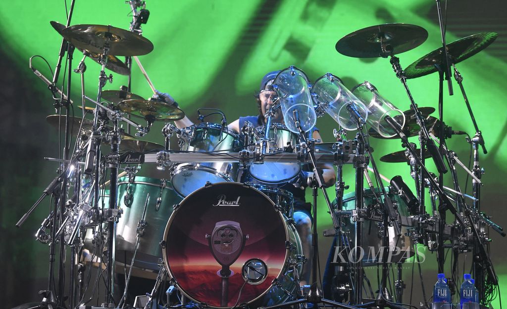 Drumer Dream Theater, Mike Mangini, dalam konser Dream Theater bertajuk Top of The World Tour di Stadion Manahan, Kota Surakarta, Jawa Tengah, Rabu (10/8/2022). 