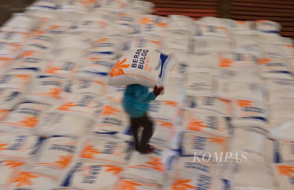 Pekerja mengusung cadangan beras impor yang didatangkan dari Kamboja sebagai stok pangan hingga April tahun depan di Gudang Bulog Randugarut, Kota Semarang, Jawa Tengah, Kamis (2/11/2023). 