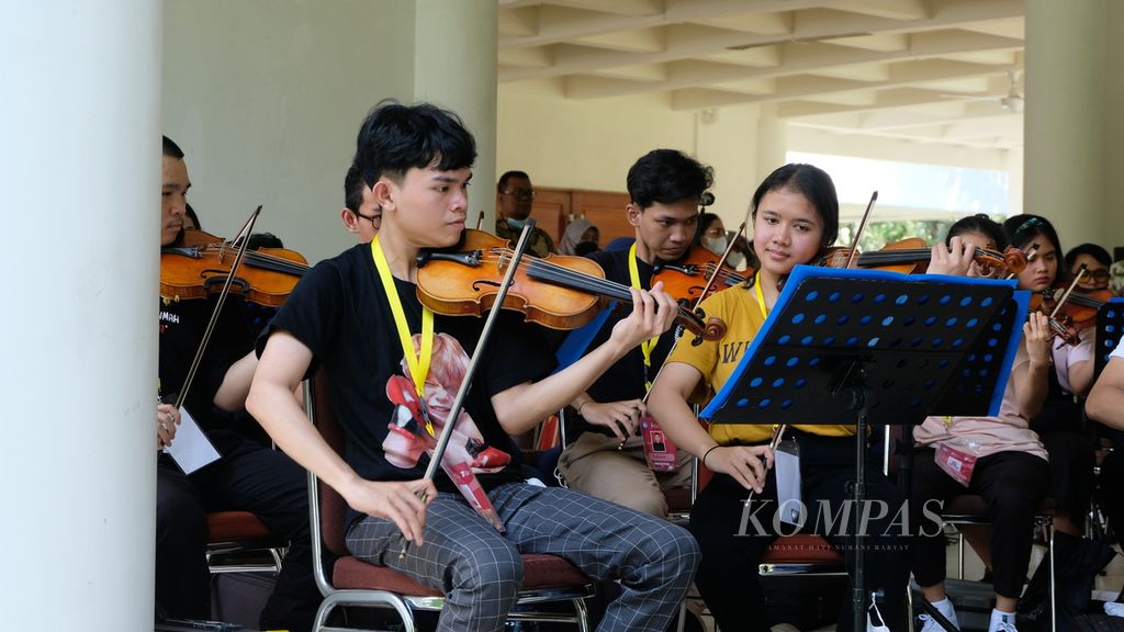 Suasana latihan bersama yang dilakukan tim paduan suara dan orkestra Gita Bahana Nusantara di Depok, Kamis (11/8/2022). 
