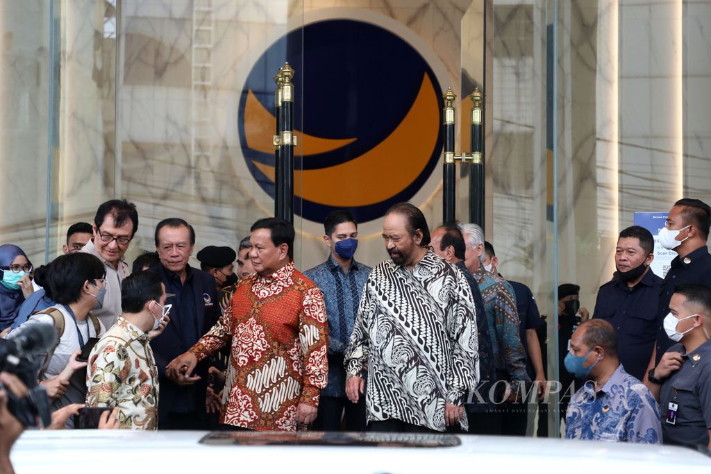 Ketua Partai Nasdem Surya Paloh dan Ketua Partai Gerindra Prabowo Subianto seusai pertemuan mereka di Nasdem Tower, Jakarta, Rabu (1/6/2022). Pertemuan selama lebih kurang lima jam tersebut untuk membahas isu-isu politik terkini dan juga sarana melepas kangen antarsahabat tersebut. 