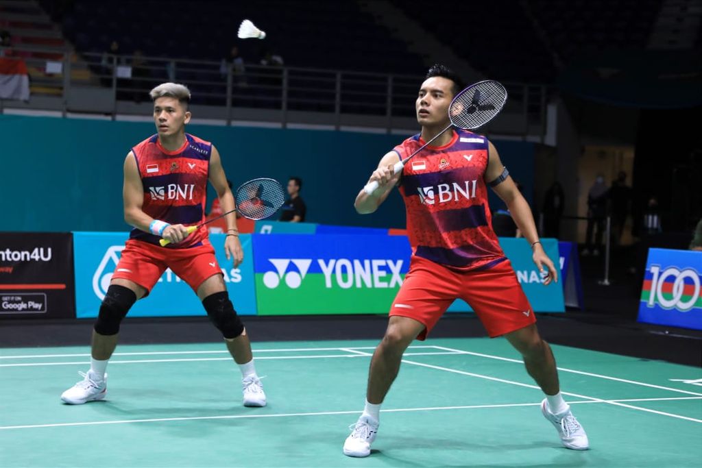 Yeremia Erich Yoche Yacob Rambitan (kiri) dan Pramudya Kusumawardana berlaga pada babak pertama Malaysia Terbuka Super 1000 di Axiata Arena, Kuala Lumpur, Malaysia, Selasa (10/1/2023). Ini penampilan pertama Yeremia setelah absen akibat cedera lutut kiri selama enam bulan.