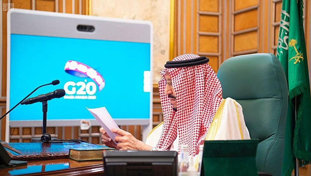 Raja Arab Saudi Salman bin Abdulaziz al-Saud mengikuti rapat darurat G-20 dari Riyadh, Arab Saudi, pada 26 Maret 2020. 