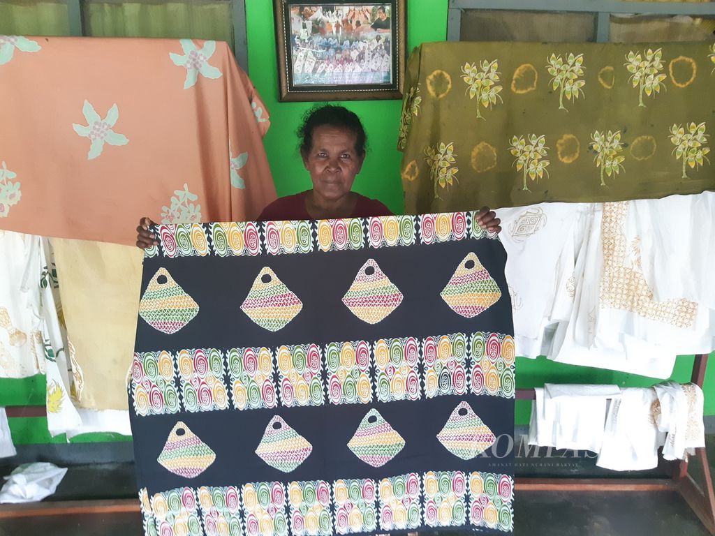Motif noken milik Sanggar Phokouw Faa di Kota Jayapura, Papua, Total sebanyak 11 motif batik milik Sanggar Phokouw Faa yang telah mendapatkan sertifikat hak kekayaan intelektual (HKI) dari Kanwil Kementerian Hukum dan HAM Provinsi Papua.