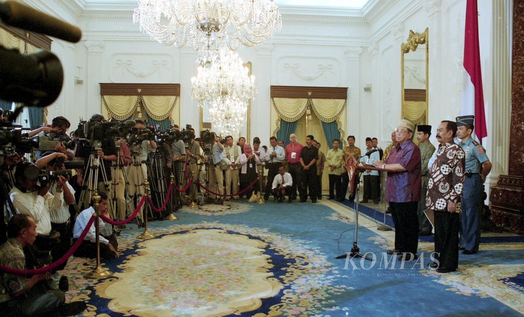 Presiden Abdurrahman Wahid saat menyampaikan keterangan kepada wartawan di Credential Room Istana Merdeka, Jakarta. Sabtu (21/7/2001) pagi.