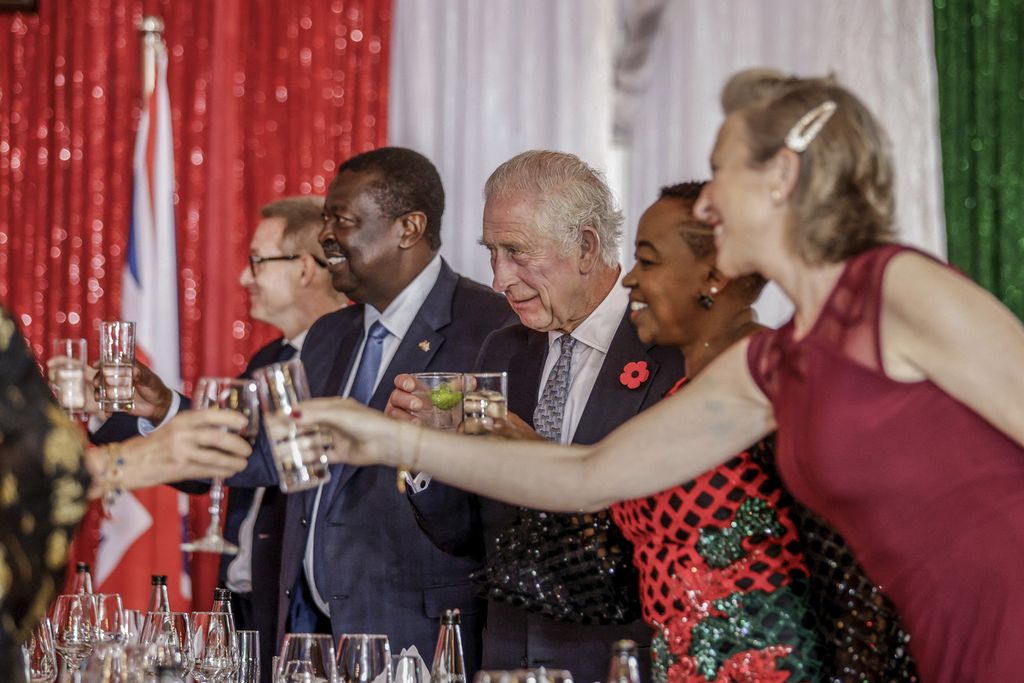 Raja Inggris, Raja Charles III (tiga dari kanan) bersulang bersama sejumlah tamu yang hadir dalam makan malam kenegaraan yang diselenggarakan Presiden Kenya William Rutto di Nairobi, Kenya, Selasa (31/10/2023) malam. 