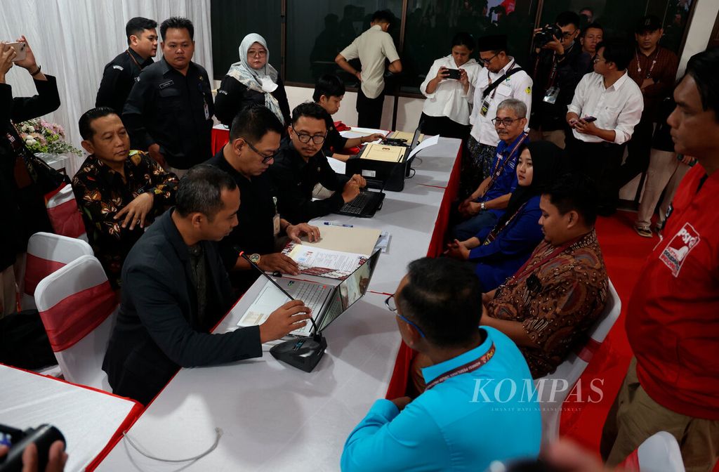 Petugas saat memverifikasi data untuk pendaftaran pasangan calon gubernur dan wakil gubernur Jawa Tengah, Ahmad Luthfi-Taj Yasin, di Kantor Komisi Pemilihan Umum (KPU) Provinsi Jawa Tengah, Kota Semarang, Rabu (28/8/2024).