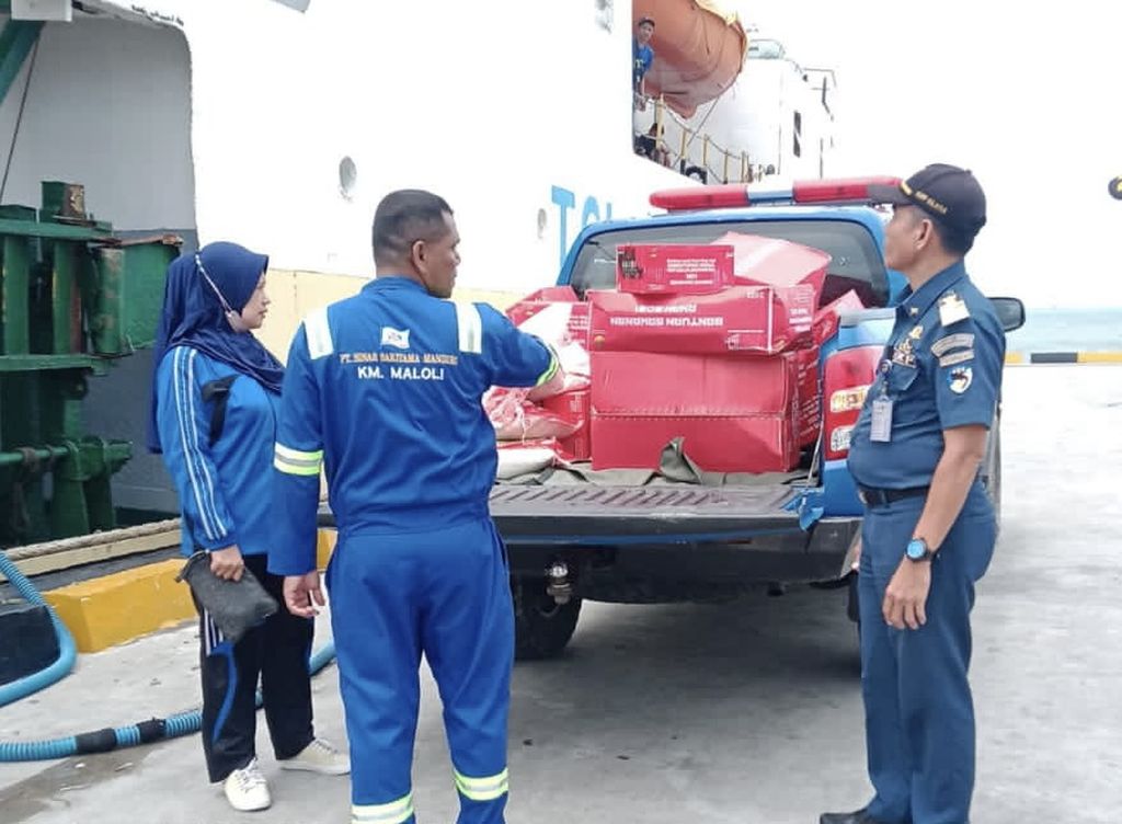 Bantuan bahan makanan dan minuman dari Dinas Sosial Kepulauan Selayar, Sulawesi Selatan, dan para dermawan untuk penumpang KM Maloli dan KM Sabuk Nusantara 27. Kedua kapal tol laut ini terpaksa tertahan sejak Jumat (23/12/2022) di Pelabuhan Benteng, Kepulauan Selayar, akibat cuaca buruk.