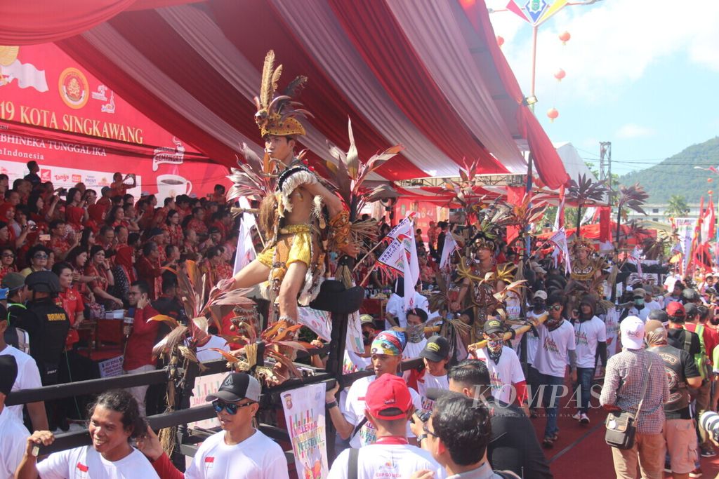 Pawai tatung pada Festival Cap Go Meh di Kota Singkawang, Kalimantan Barat, Selasa (19/2/2019).