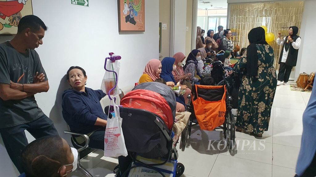 Suasana Ruang Dialisis, Lantai 5, Gedung Kiara, Rumah Sakit Cipto Mangunkusumo (RSCM), Jakarta Pusat, yang dipenuhi orangtua yang mengantarkan anaknya untuk cuci darah pada Kamis (25/7/2024).