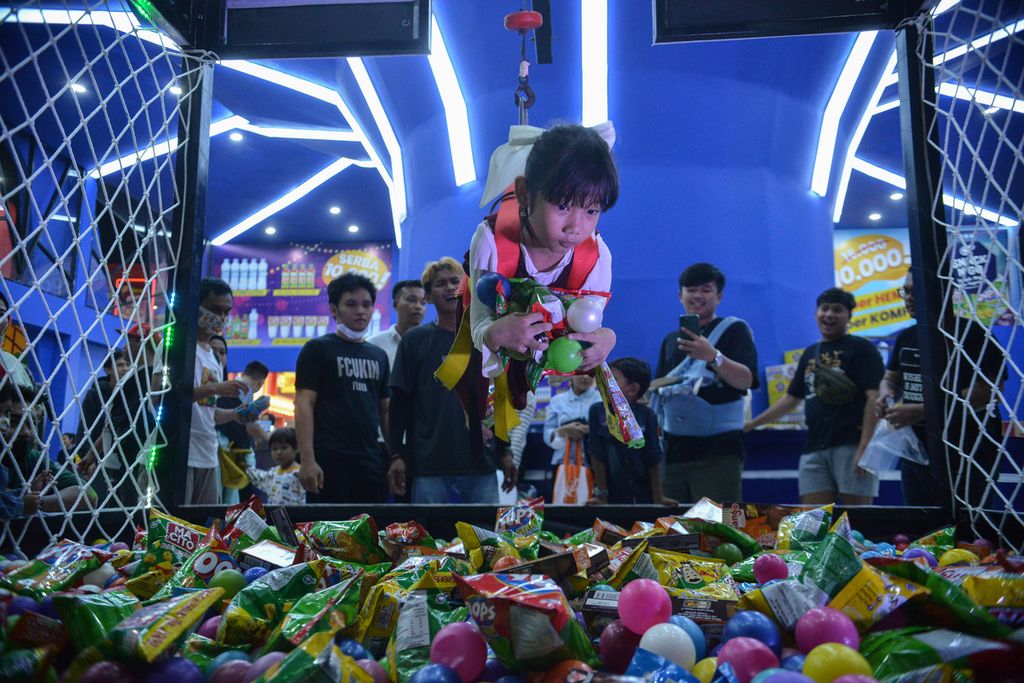 Seorang anak mengambil berbagai macam makanan di salah satu wahana permainan yang tersedia di Jakarta Fair Kemayoran 2023 di Jakarta International Expo, Kemayoran, Jakarta Pusat, Rabu (14/6/2023). 