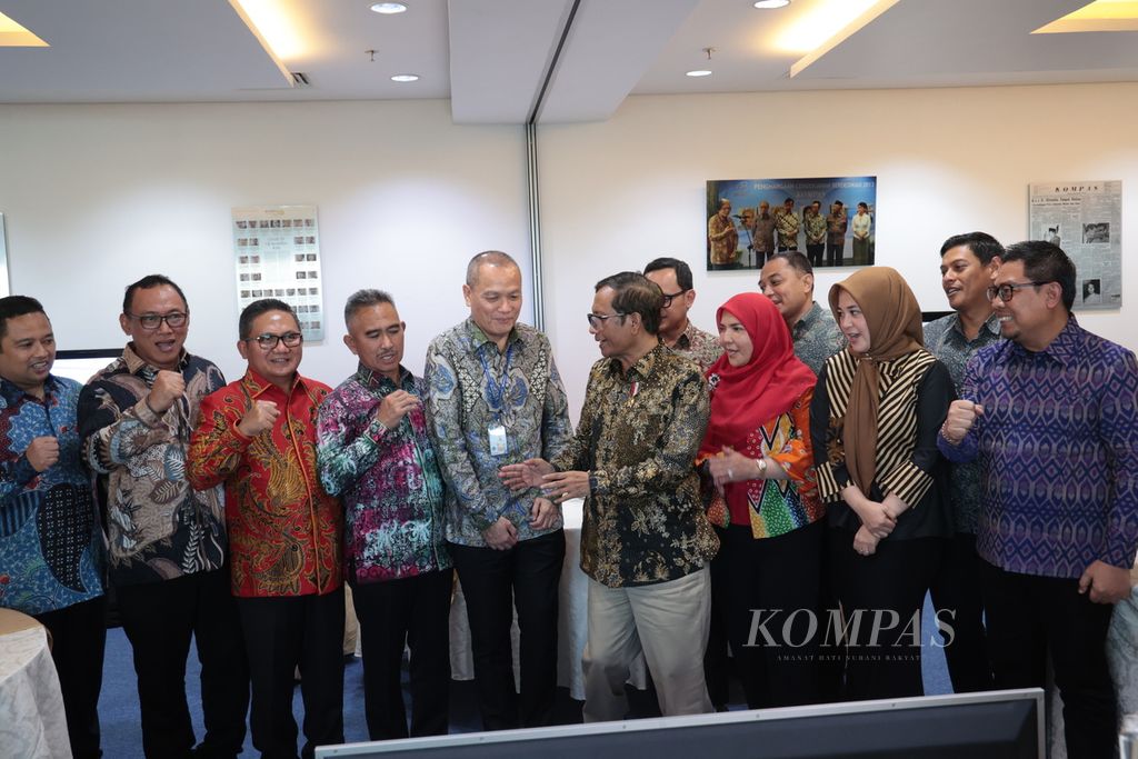 Coordinating Minister for Politics, Law and Security (Polhukam) Mahfud MD (center) accompanied by Kompas General Leader Lilik Oetama (five from left) posing for a photo with the mayor and deputy mayor who attended the Kompas Collaboration Forum discussion with the theme Good Governance and Learning Anti-Corruption Efforts, in Kompas Tower, Jakarta, Tuesday (7/3/2023).