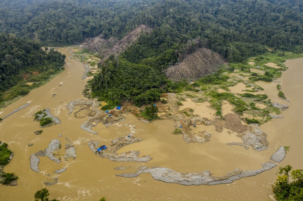 Kondisi Sungai Batanghari di kawasan Hutan Lindung Batanghari, Solok Selatan, Sumatera Barat, yang rusak akibat aktivitas tambang emas ilegal, Sabtu (23/11/2019) sore. Tambang menggunakan ekskavator untuk mengeruk sempadan sungai selebar hingga seratusan meter dengan kedalaman belasan meter. Aktivitas itu mengubah topografi dan bentuk sungai serta meningkatkan sedimentasi sungai yang memicu pendangkalan. Di sejumlah titik tambang, hutan lindung juga dirambah untuk dijadikan areal perladangan.