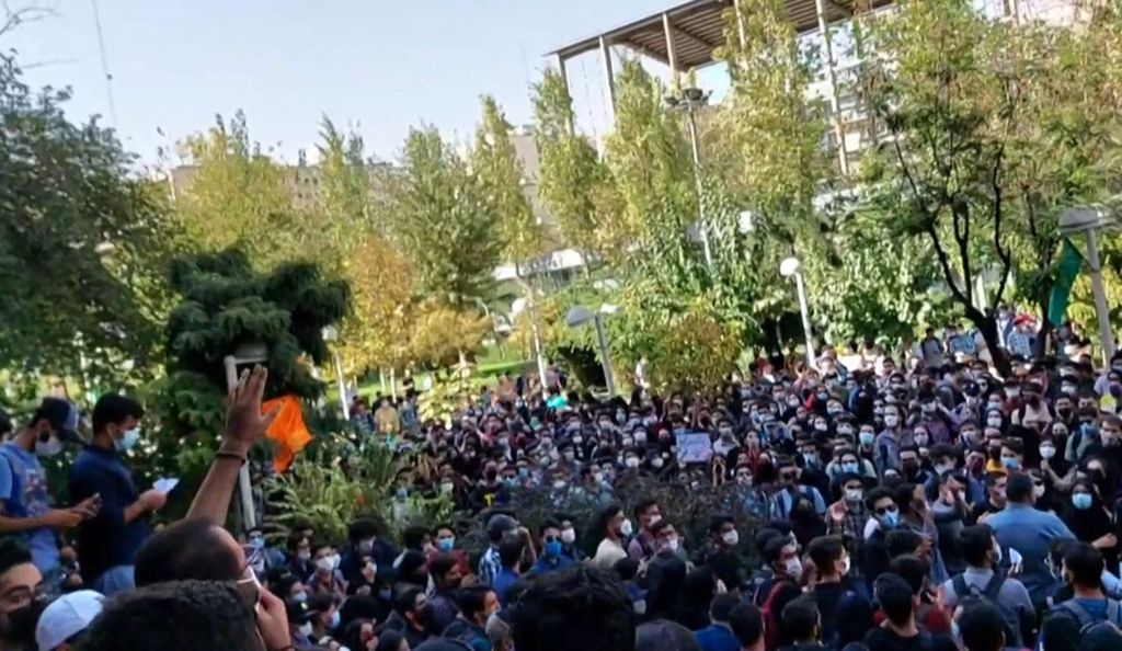 Unjuk rasa memprotes kematian Mahsa Amini digelar dekat Amirkabir University of Technology, Teheran, Iran, pada 10 Oktober 2022. Protes atas kekejaman polisi moral itu bermuara ke tuntutan pergantian rezim di Iran.