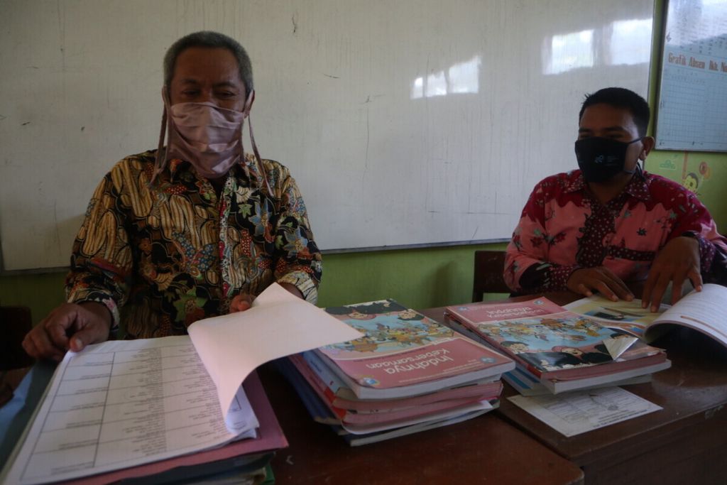 Duradin (51), guru SDN 1 Kaliwulu (kiri) bersama Dede Juhadi (36), guru SDN 1 Astapada, saat ditemui di Kabupaten Cirebon, Jawa Barat, Jumat (20/11/2020). Duradin merupakan guru honorer yang telah mengabdi 31 tahun sedangkan Dede mengajar delapan tahun terakhir.