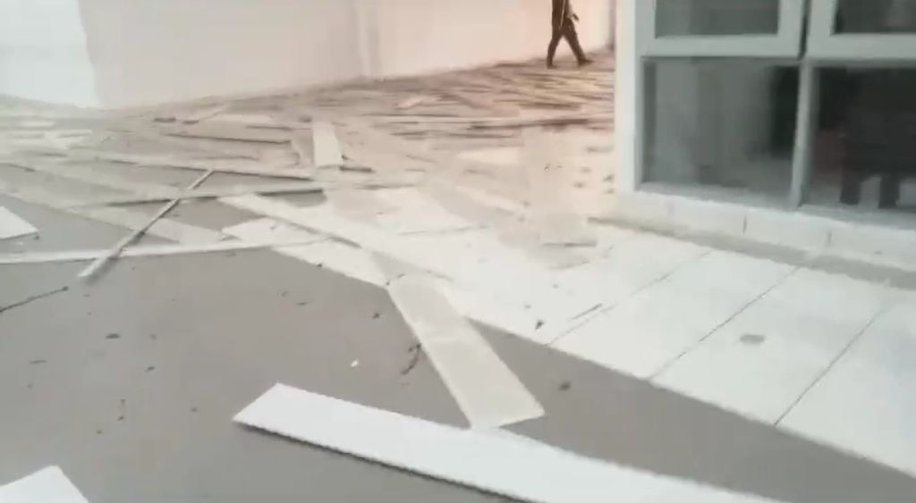 Bagian bangunan plafon Kantor Bupati Kupang, Kamis (2/11/2023), jatuh berantakan di lantai akibat gempa bumi magnitudo 6,3. 
