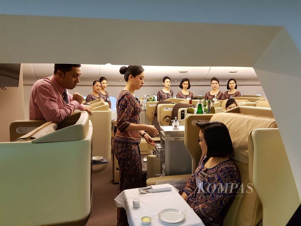A number of flight attendants train to serve passengers at the Singapore Airlines Training Center, Singapore, 11 October 2018. 