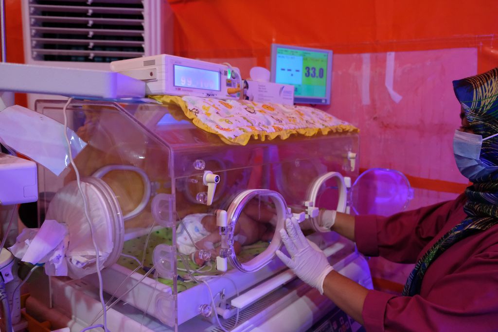 Perawat memeriksa keadaan salah satu bayi di tenda khusus bayi di halaman Rumah Sakit Umum Daerah (RSUD) Sayang, Kelurahan Bojongherang, Kecamatan Cianjur, Kabupaten Cianjur, Senin (28/11/2022). 