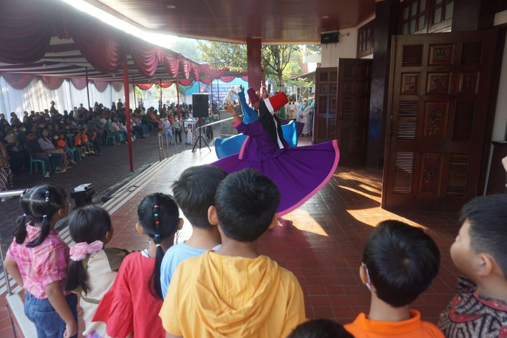 Anak-anak melihat tiga penari dari Komunitas Sufi Purwokerto menari di Gereja Santo Agustinus Purbalingga, Jawa Tengah, Minggu (3/9/2023).