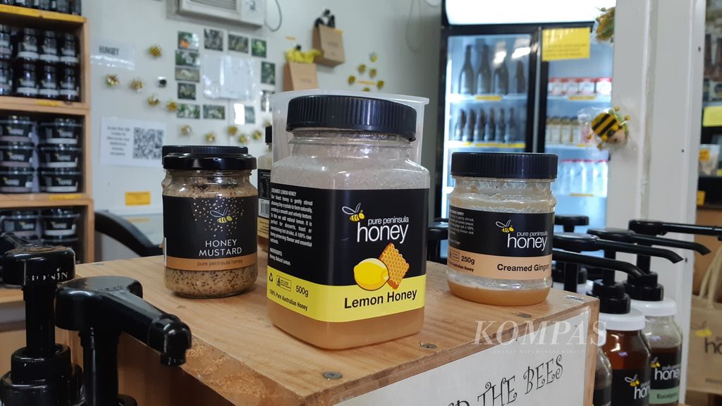Produk madu Pure Peninsula Honey, salah satu peternakan lebah madu di Mornington Peninsula, perdesaan di selatan Melbourne, Australia, Sabtu (2/3/2024).