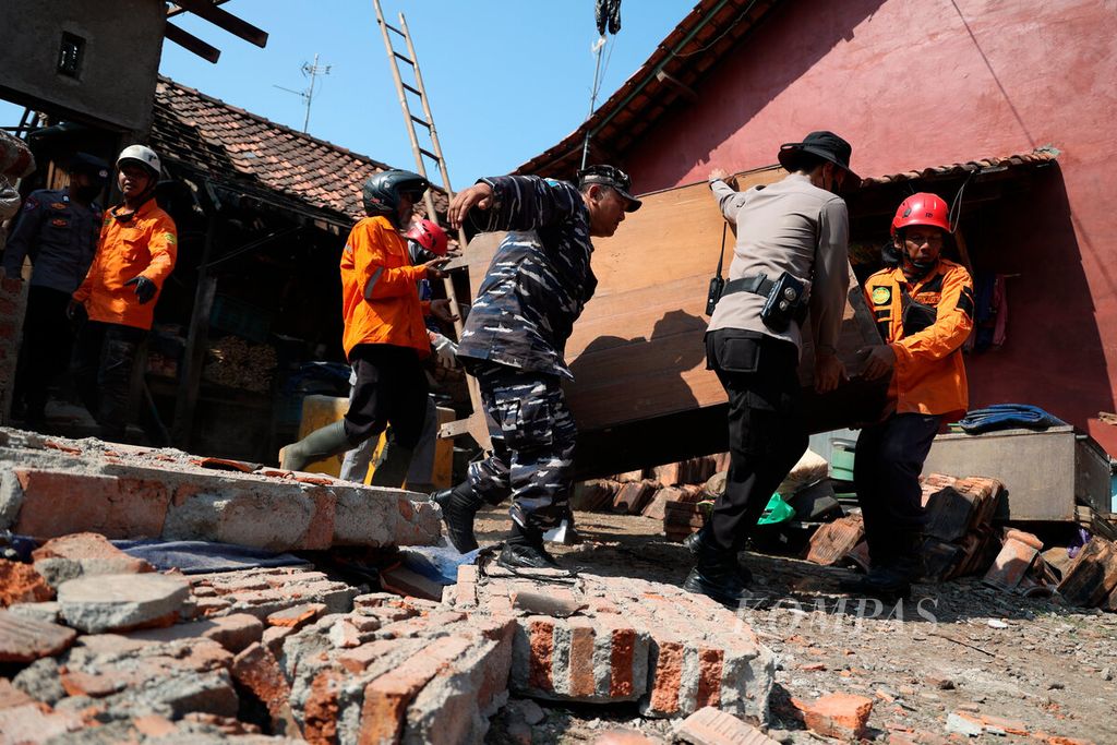 Sukarelawan mengeluarkan perabot dari dalam rumah yang roboh terdampak gempa bumi di Kampung Ketandan, Kecamatan Batang, Kabupaten Batang, Jawa Tengah, Senin (8/7/2024). Gempa bumi bermagnitudo 4,4 dengan kedalaman 6 kilometer mengguncang Kabupaten Batang pada Minggu (7/7/2024) pukul 14.35 menyebabkan sejumlah bangunan rusak. 