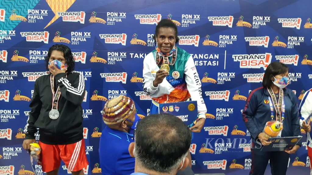 Petinju putri asal Papua, Salomina Yarisetouw meraih medali emas di kelas putri welter ringan 64 kilogram. Salomina menang angka 4-1 dengan mengalahkan petinju asal Maluku, Welmy Pariama di Gedung Olahraga Cenderawasih, Kota Jayapura, Rabu (13/10/2021).