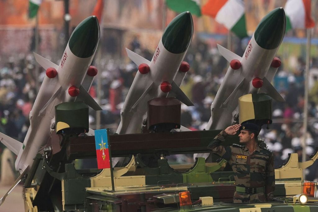 Foto yang diambil pada 26 Januari 2022 ini memperlihatkan seorang tentara India memberikan sikap hormat di dekat sistem rudal Akash pada acara parade Hari Republik ke-73 di Rajpath, New Delhi, India.