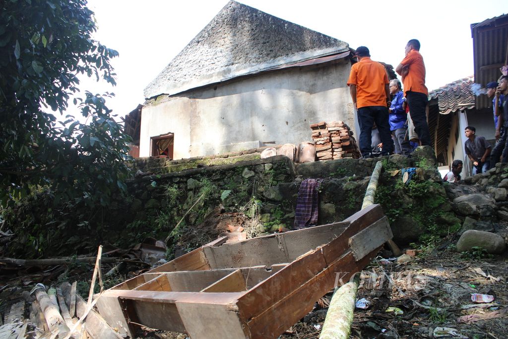 Petugas mengamati kerusakan rumah akibat gempa di Desa Sukamenak, Kecamatan Sukarame, Kabupaten Tasikmalaya, Jawa Barat, Minggu (28/4/2024). 