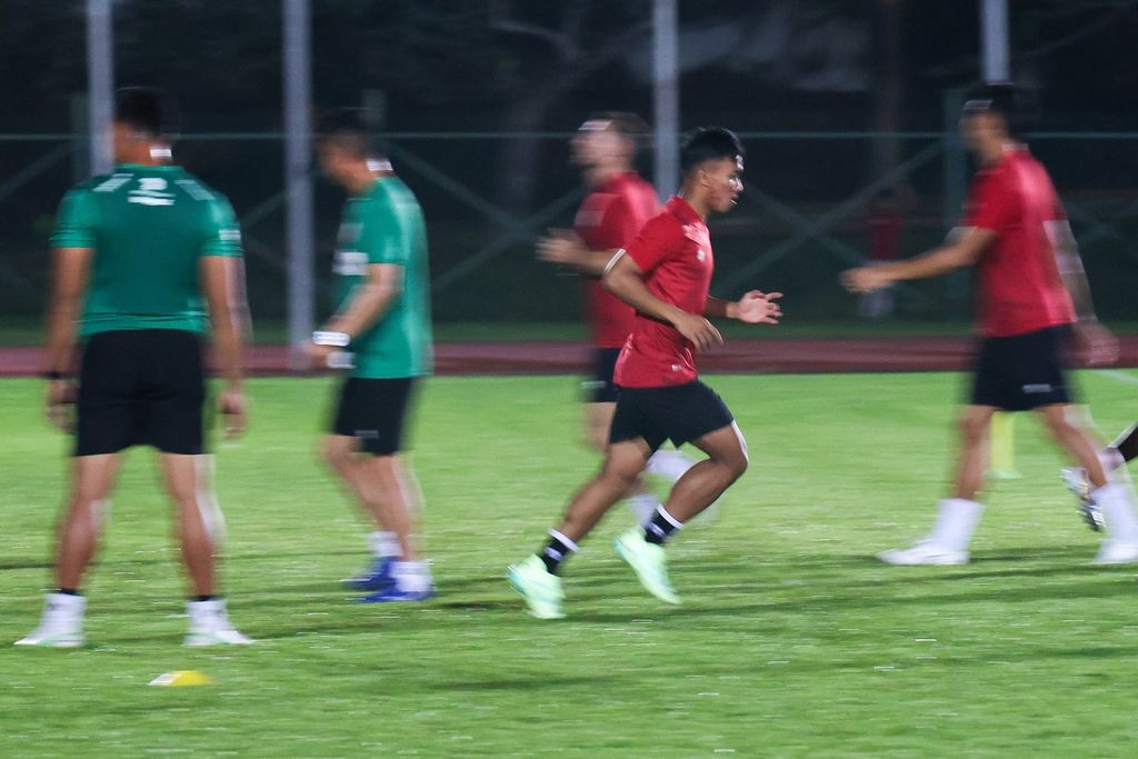 Arkhan Fikri (kedua dari kanan) menjalani latihan fisik di Stadion Padang dan Belapan, Bandar Seri Begawan, Brunei Darussalam, Minggu (15/10/2023). Gelandang berusia 18 tahun itu berpeluang menjalani debut di timnas senior.  Indonesia akan menghadapi Brunei pada laga kedua kualifikasi Piala Dunia 2026, Selasa (17/10/2023).