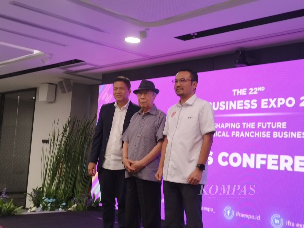 Dari kiri: Presiden Direktur PT Dyandra Promosindo Daswar Marpaung, Ketua Asosiasi Franchise Indonesia (AFI) Anang Sukandar, dan Direktur Pemasaran Regional PT Pertamina Patra Niaga Mars Ega Legowo Putra dalam Konferensi Pers IFRA 2024, di Jakarta, Rabu (7/8/2024). 