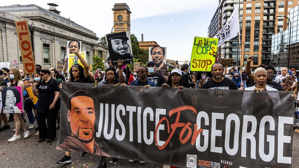 Para pendukung mendiang George Floyd berunjuk rasa di Minneapolis, Minnesota, Amerika Serikat, Minggu (23/5/2021). Floyd meninggal akibat kekerasan polisi Minneapolis.