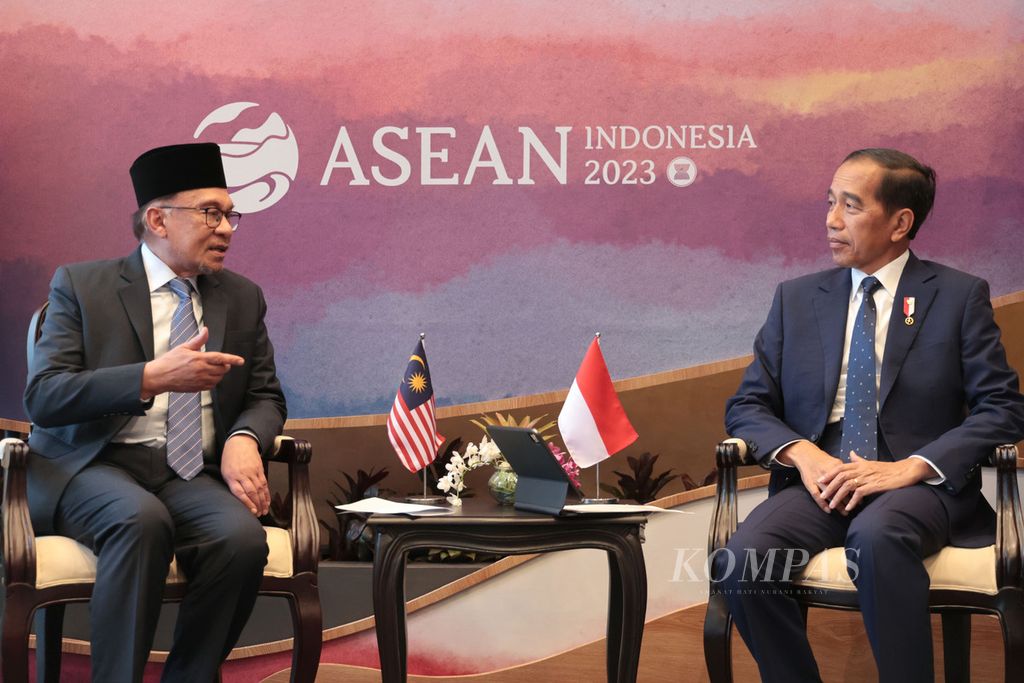 Presiden Joko Widodo menggelar pertemuan bilateral dengan Perdana Menteri Malaysia Anwar Ibrahim di sela-sela KTT Ke-42 ASEAN di Labuan Bajo, Manggarai Barat, Nusa Tenggara Timur, Selasa (9/5/2023). Selain dengan Malaysia, Presiden juga menggelar pertemuan bilateral dengan Vietnam, Timor Leste, dan Laos.