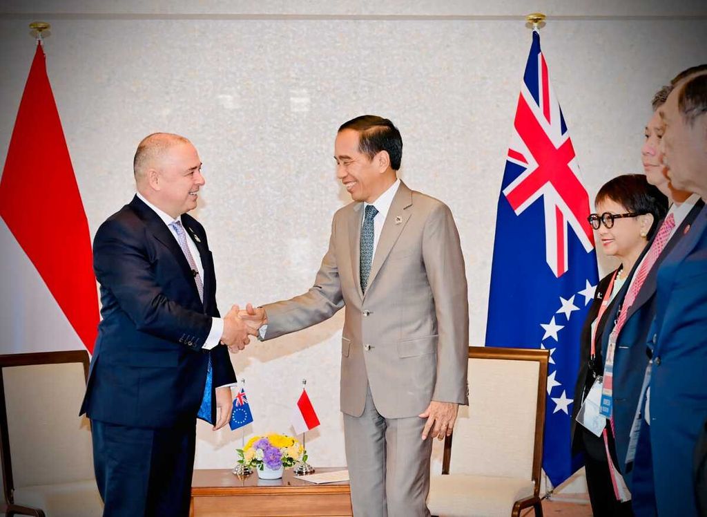 Presiden Joko Widodo mengadakan pertemuan bilateral dengan Perdana Menteri Kepulauan Cook Mark Brown sebelum menghadiri KTT G7, di Hiroshima, Jepang, Sabtu (20/5/2023). Dalam pertemuan, Presiden mengharapkan Indonesia bisa berkontribusi mendukung pembangunan di negara-negara Pasifik.