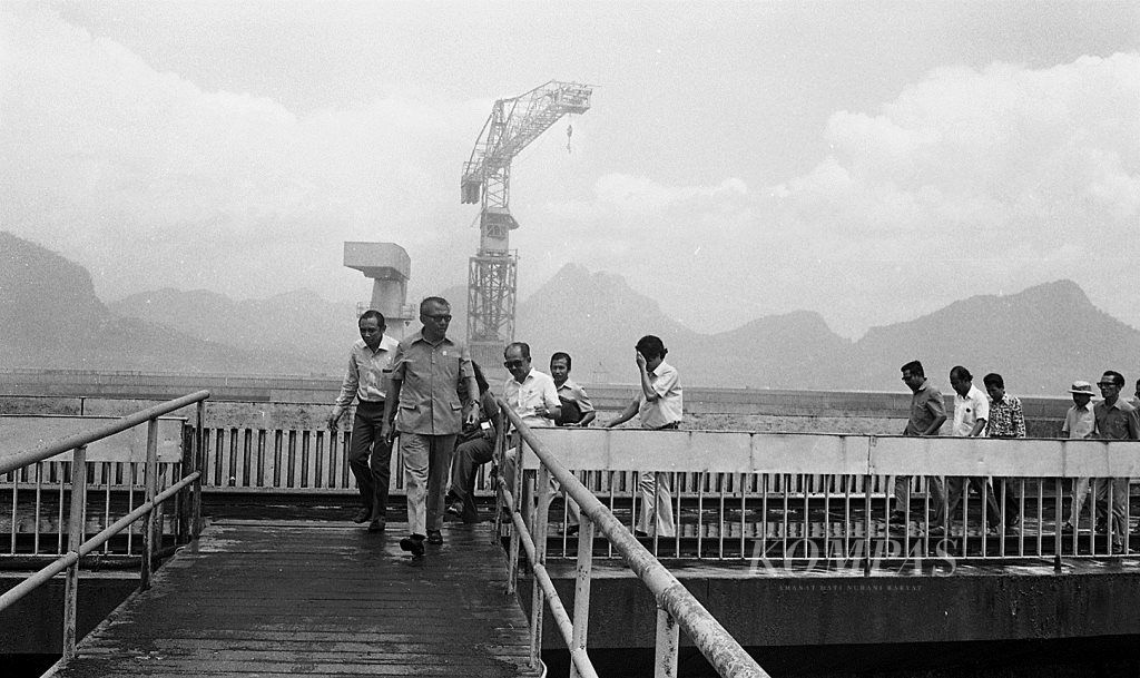 Rombongan Menteri Widjojo Nitisastro (depan) saat meninjau Waduk Jatiluhur, Kamis (2/8/1973).