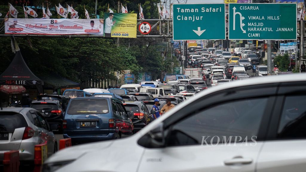 Kepadatan kendaraan ke arah Puncak di Gadog, Bogor, Jawa Barat, Rabu (22/3/2023). 