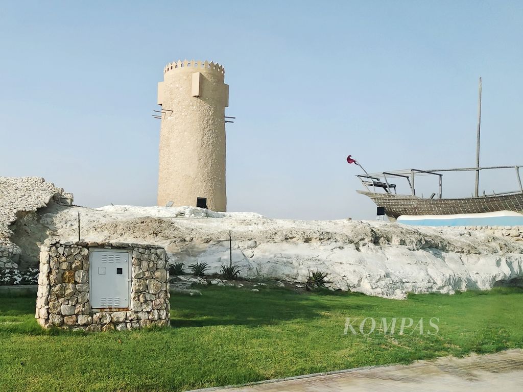 Tugu Al Khor dan tugu replika kapal kayu yang berada di Tama Kota Al Khor, Jumat (2/12/2022). Al Khor adalah kota yang memiliki budaya maritim kental di Qatar.