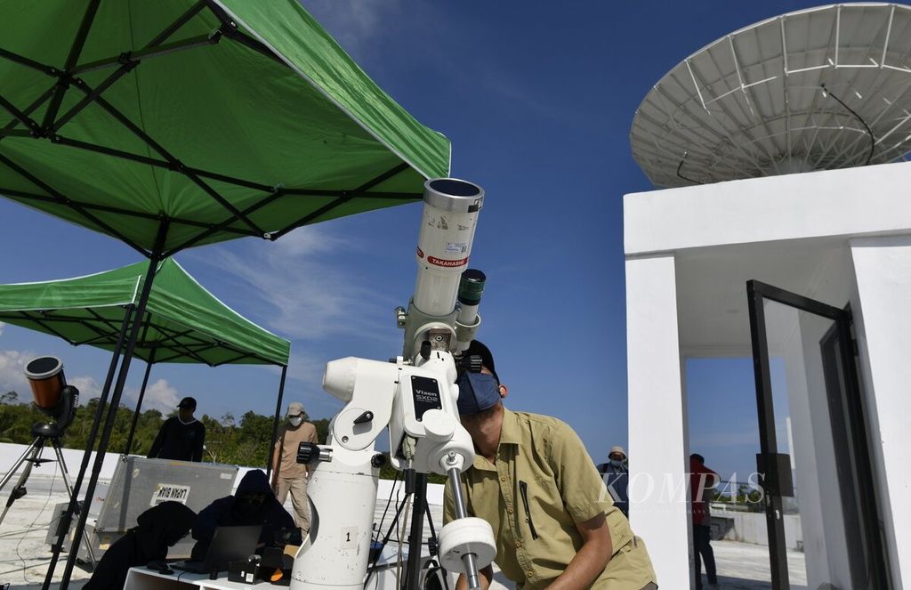 Tim peneliti dan perekayasa Badan Riset dan Inovasi Nasional (BRIN) mempersiapkan peralatan yang akan digunakan untuk pengamatan gerhana matahari total di Gedung Fasilitas Stasiun Bumi, Biak Numfor, Papua, Rabu (19/4/2023).