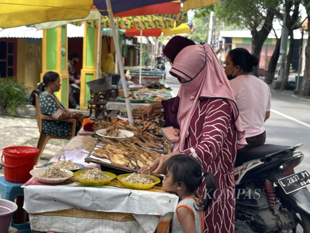 Selain berbagai camilan kerupuk, Kenjeran di Surabaya, Jawa Timur, juga terkenal akan produk ikan asap atau <i>iwak pe</i>-nya yang diminati konsumen untuk dibawa sebagai buah tangan. Foto diambil pada Sabtu (30/4/2022).