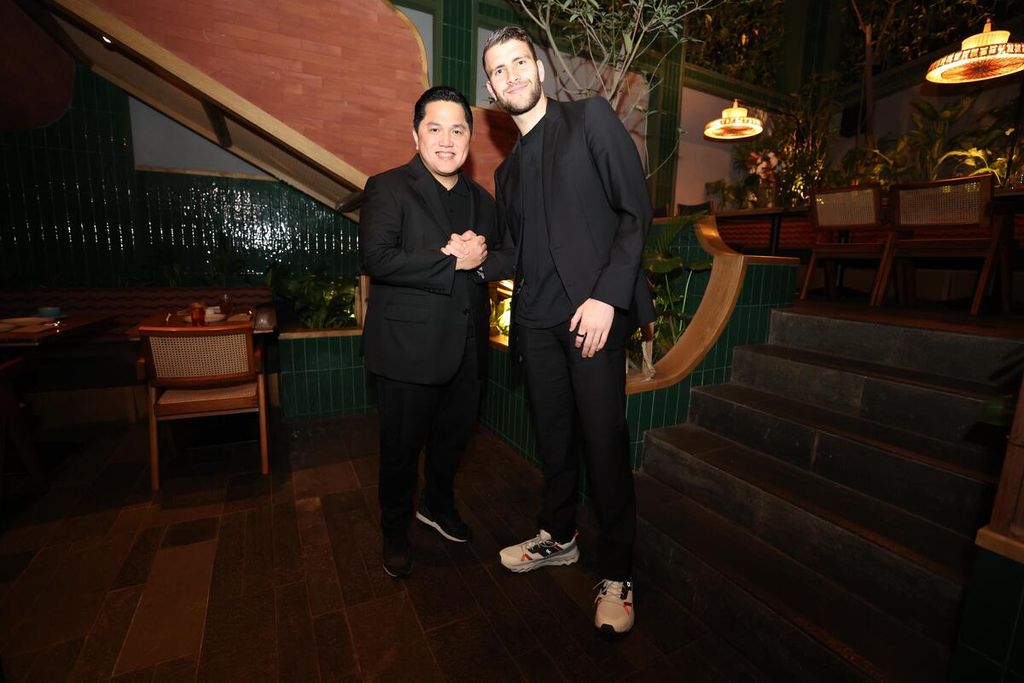 Maarten Paes, the goalkeeper from FC Dallas, took a photo with the Chairman of PSSI, Erick Thohir, at a dinner reception on Tuesday (30/4/2024) in Jakarta.