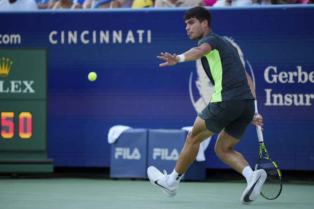 Petenis Spanyol Carlos Alcaraz mengembalikan bola ke petenis Novak Djokovic pada babak final ATP Masters 1000 Cincinnati di Cincinnati, Ohio, Amerika Serikat, pada Minggu (20/8/2023) sore waktu setempat atau Senin dini hari waktu Indonesia. Djokovic memenangi laga itu dengan skor  5-7, 7-6 (7), 7-6 (4). 