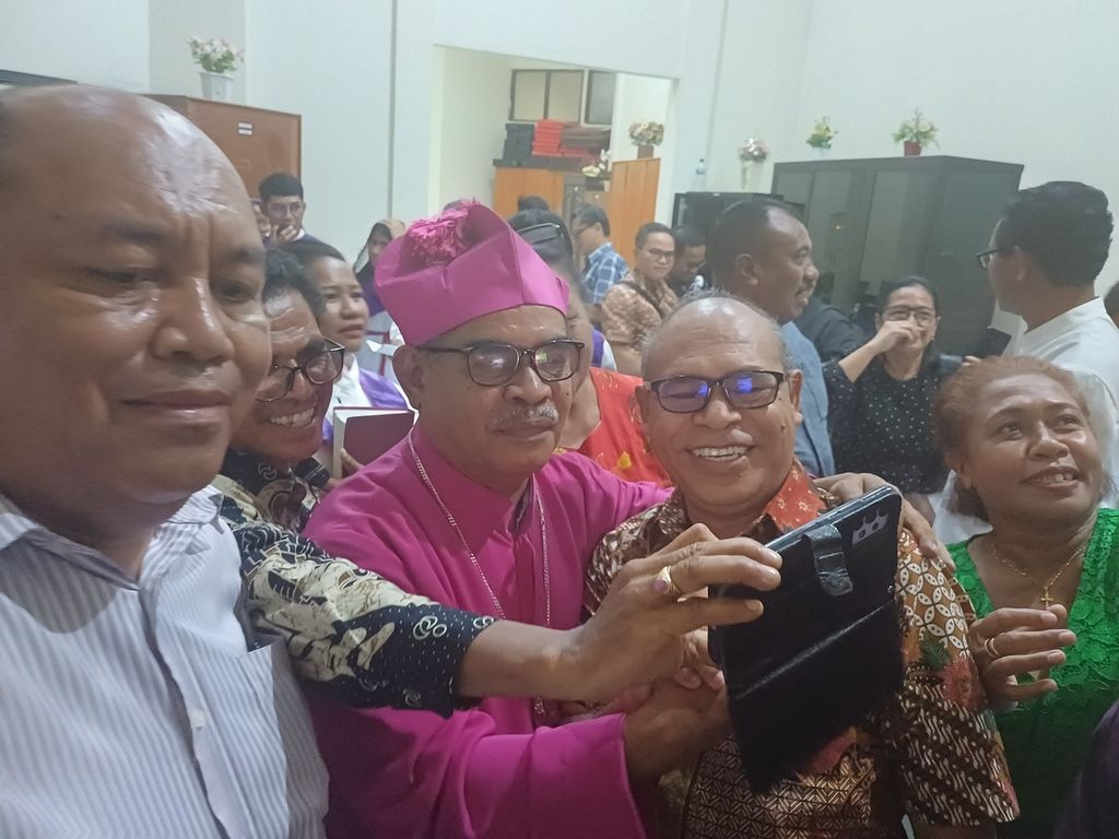 Uskup baru RD Hironimus Pakaenoni foto bersama rekan-rekan pastor dari Seminari Tinggi Santo Mikhael Kupang antara lain, RD John Subani Pr (kacamata), dosen hukum Kanonik di seminari tinggi itu, Sabtu (9/3/2024).