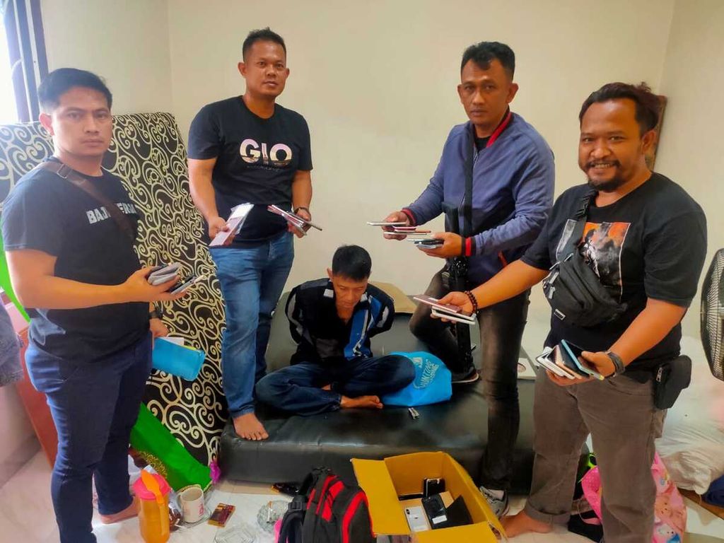 Petugas dari Polres Jakarta Barat menangkap seorang pencuri di rumah kosong di daerah Duri Kosambi, Cengkareng, Jakarta Barat, Sabtu (2/7/2022).