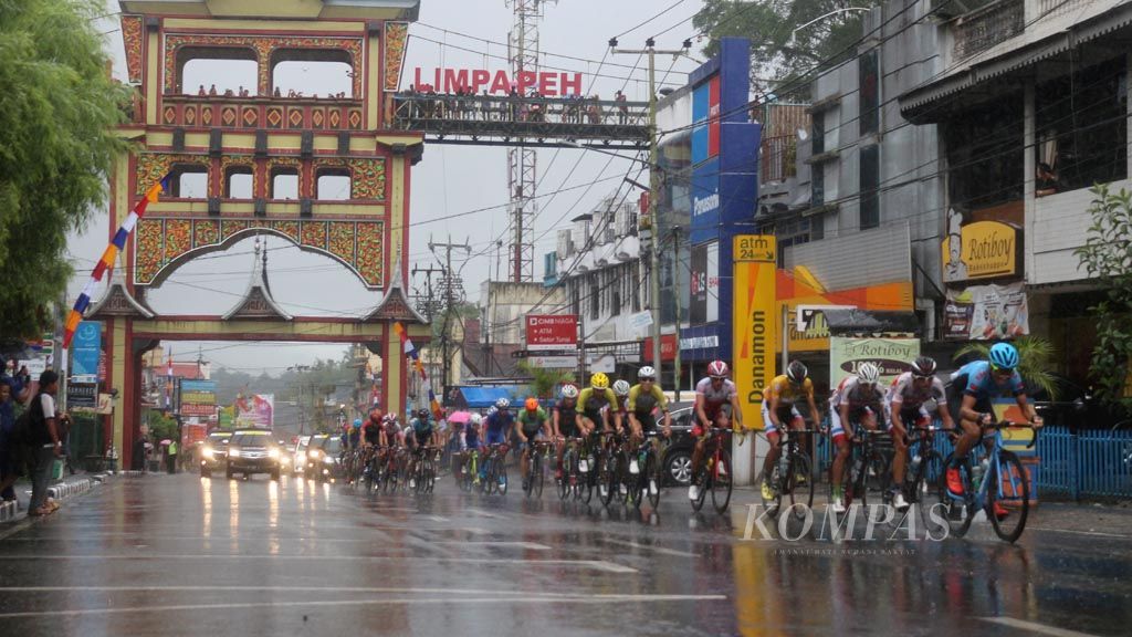 Pada etape IX Tour de Singkarak 2017 yang merupakan etape penutup, Minggu (26/11), para pebalap harus terus mengayuh sepedanya ditengah guyuran hujan di sepanjang 70 km hingga finish, dari 118 km jarak yang harus ditempuh di etape itu.