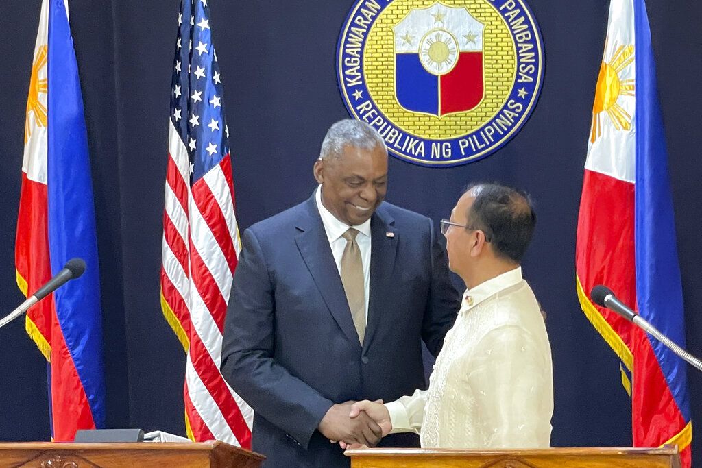 Menteri Pertahanan Amerika Serikat Lloyd Austin menjabat tangan Menhan Filipina Carlito Galvez Jr dalam konferensi pers bersama di markas militer, di Manila, Filipina, Kamis (2/2/2023). 